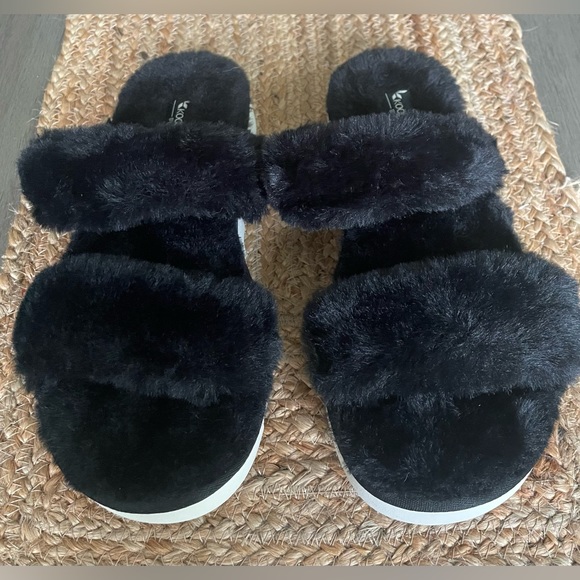 Koolaburra by UGG - Black faux fur slippers. Size 7 - Picture 2 of 6